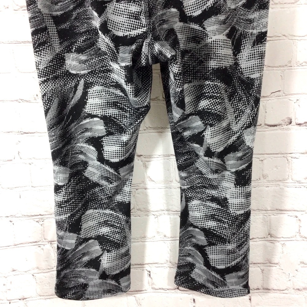 Danskin Now Black & Gray Capri Leggings with pocket - Size Medium (8-10) - Picture 8 of 10
